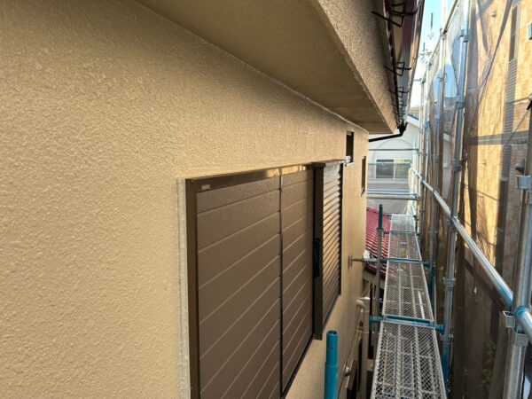 千葉市中央区にて外壁塗装〈外壁ひび割れの補修・外構壁の塗装〉の施工後写真